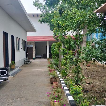 Maa Gayatri Dham Hotel Vrindávan Kültér fotó